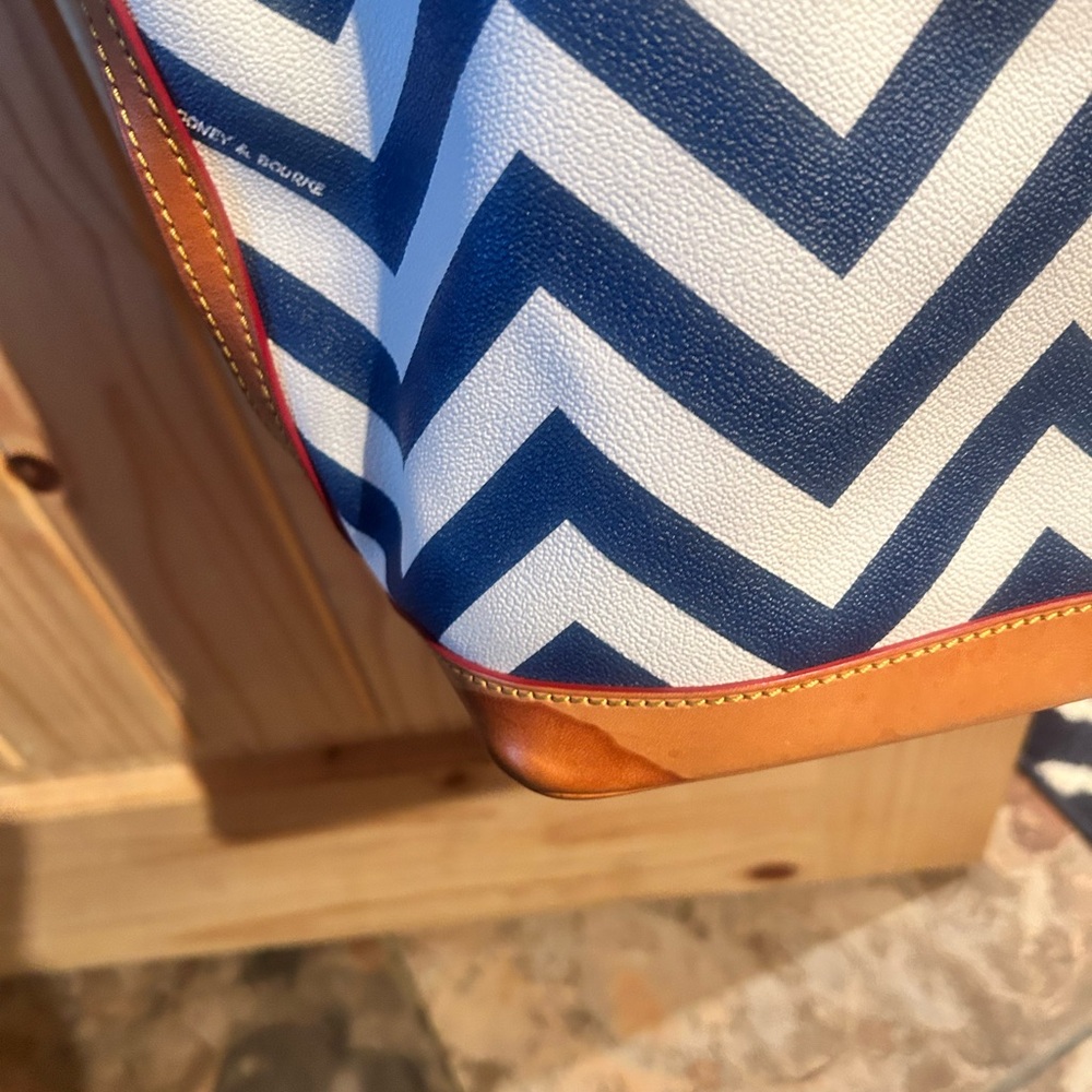 Dooney & Bourke Navy and White Chevron Tote set - Picture 4 of 14